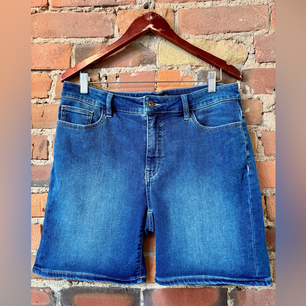 Parasuco Denim Shorts Classic Blue Wash Mid-Rise. Size 14.